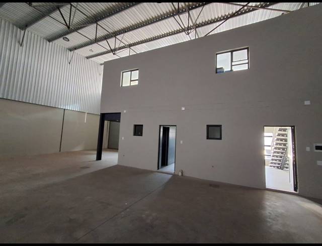 350M² WAREHOUSE TO LET IN CLEVELAND